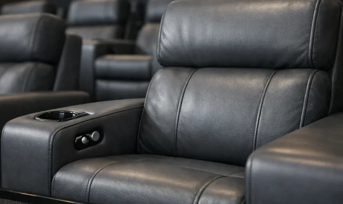 Después de Restauración de sillones reclinables de piel en un cine de Los Ángeles