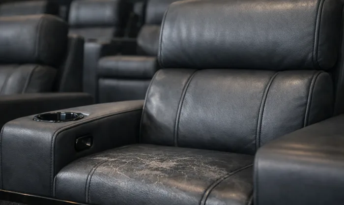Antes de Restauración de sillones reclinables de piel en un cine de Los Ángeles
